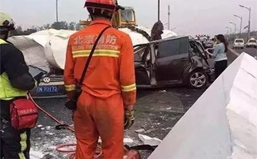 運(yùn)輸佛像的大車側(cè)翻，佛像摔斷，引發(fā)大堵車